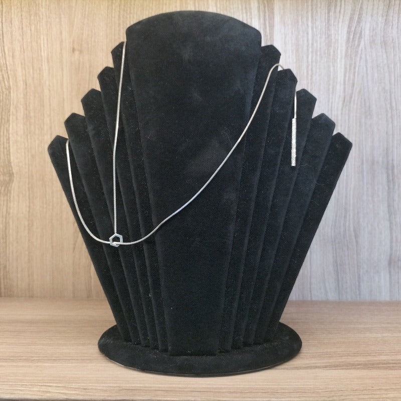 Collana a cravatta in argento con pendente a bacchetta
