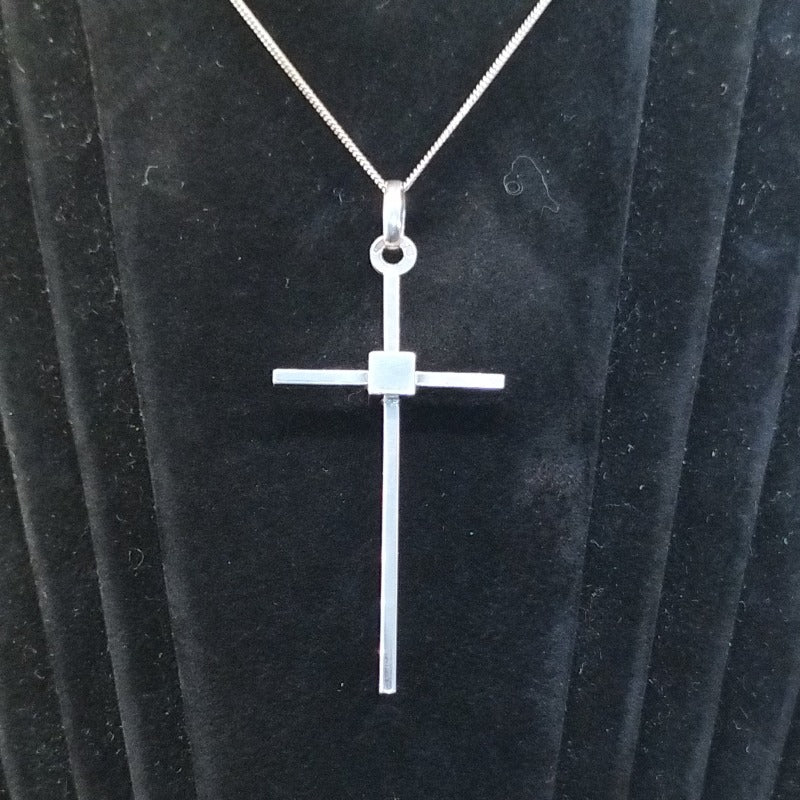 Collana in argento con pendente a croce