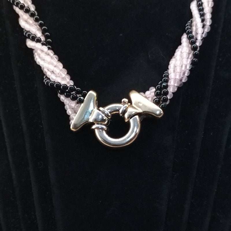 Collana torcion con perle di quarzo rosa e agata nera e chiusura in argento dorato
