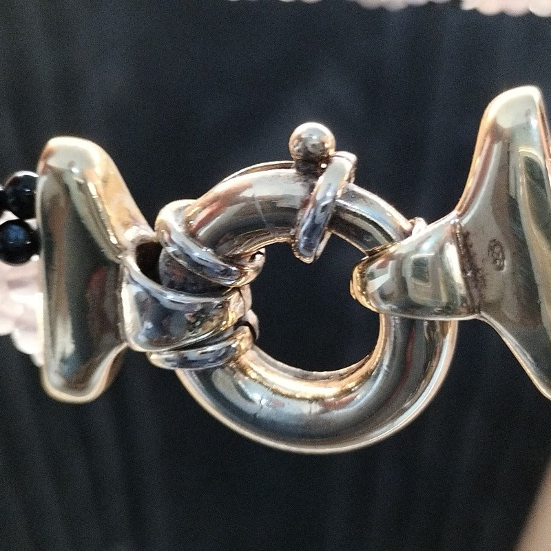 Collana torcion con perle di quarzo rosa e agata nera e chiusura in argento dorato