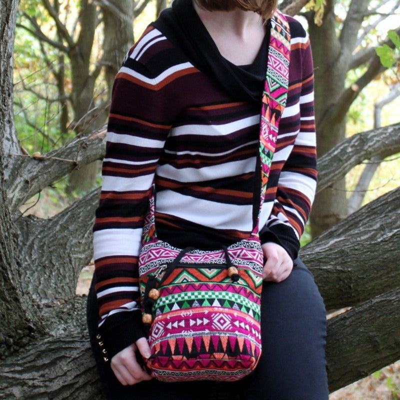 Borsa secchiello a tracolla nepalese in cotone colore rosa fucsia-verde